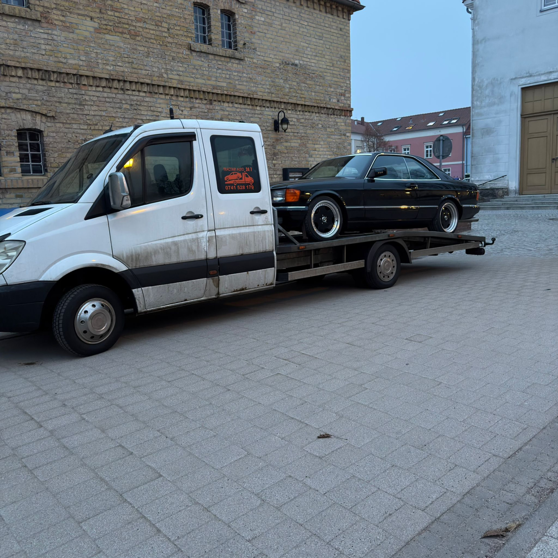 Transport Mercedes clasic pe platformă auto