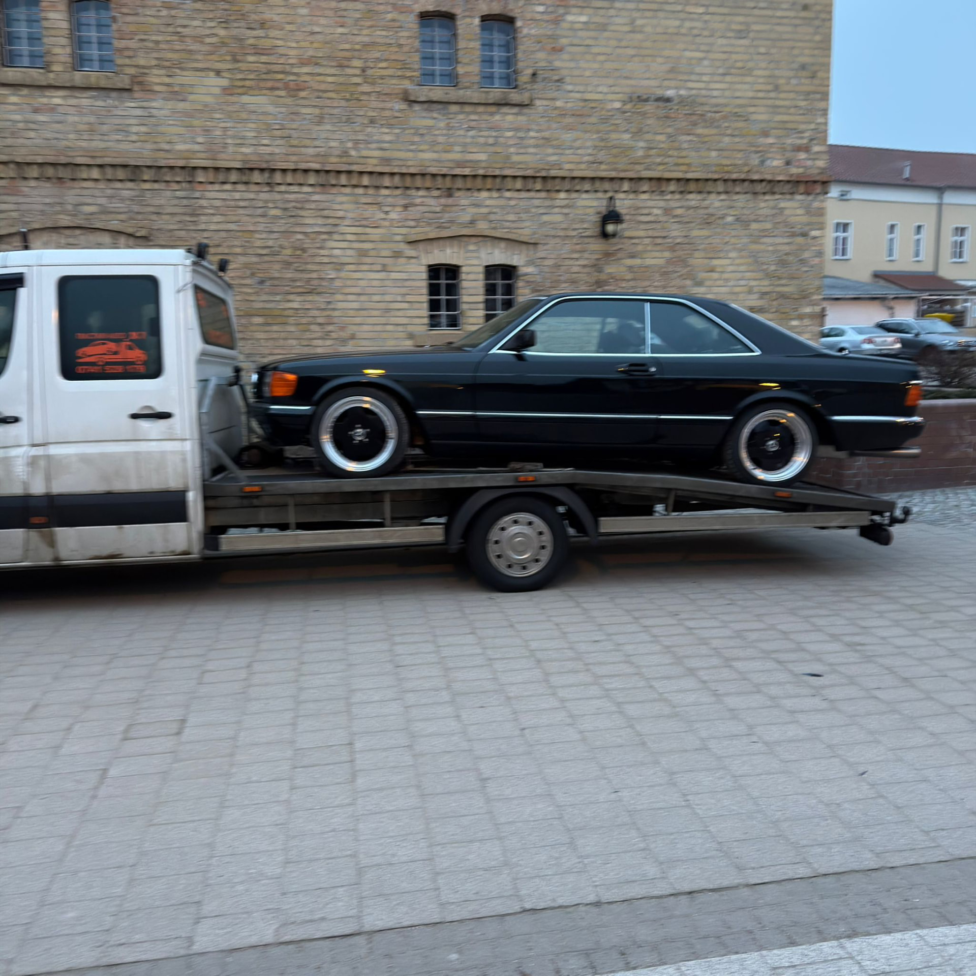 Mașină de colecție transportată în siguranță pe platformă
