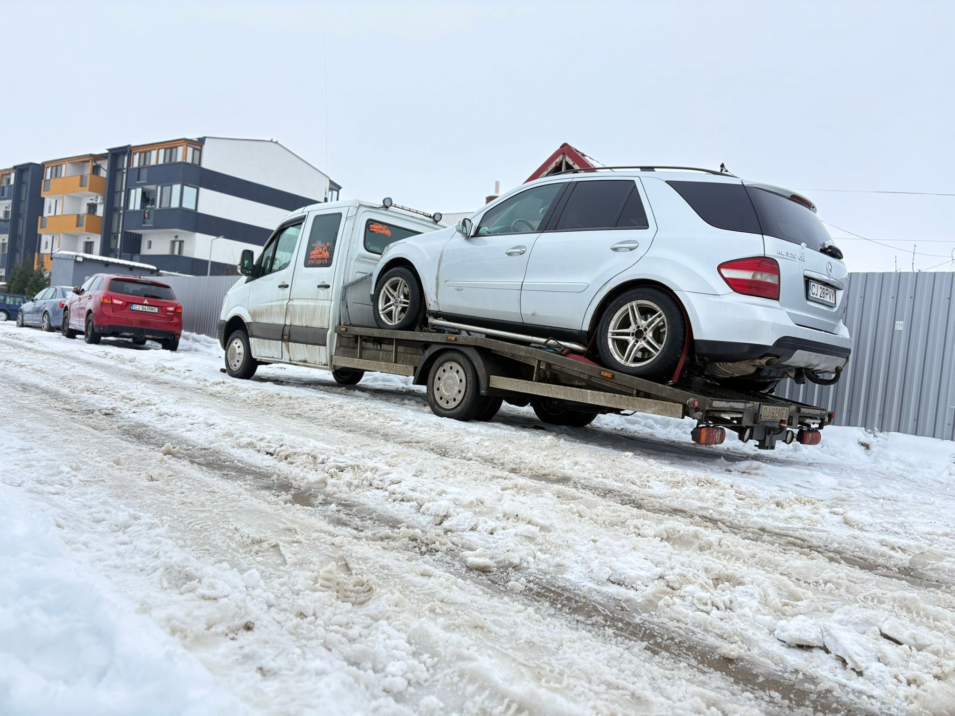 Intervenție tractări auto pe drum înzăpezit în Cluj